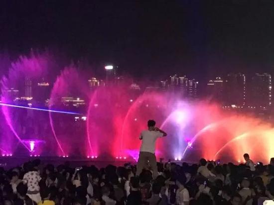 这位大哥你是用生命在拍照啊!