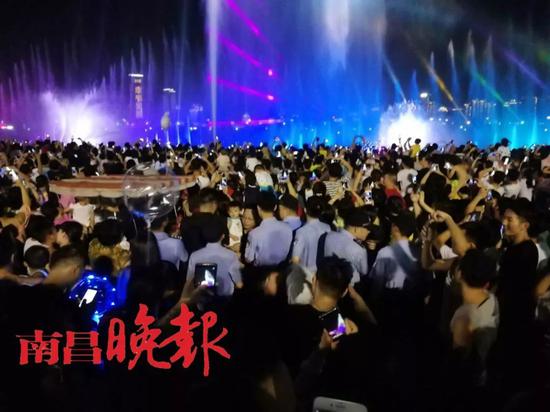 辛苦警察蜀黍维持现场秩序