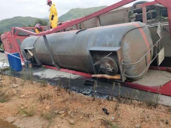 上饶27吨浓硫酸槽罐车侧翻泄漏 多部门紧急排险