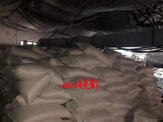 工厂内摆放了大量无包装无名称的化学原料