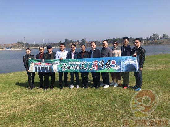 △采访团在萍水湖湿地公园合影