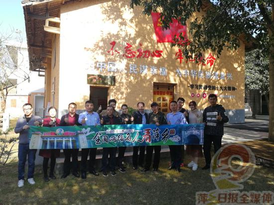 △麻山幸福村“幸福讲堂”门前合影