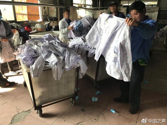 “丰源”洗涤厂工作人员正在分拣病患衣物。 见习记者于子敬摄