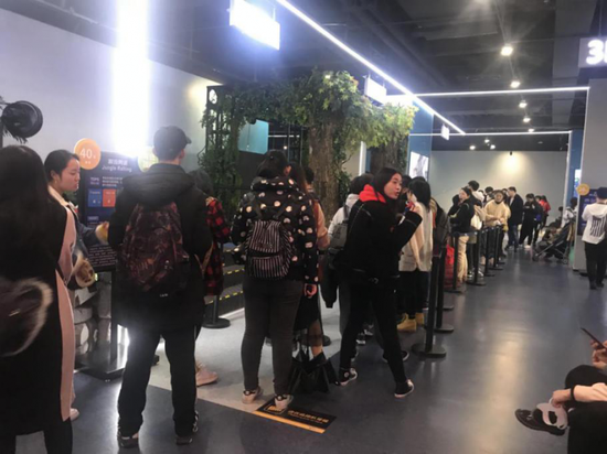 为了一览VR魔力,游客们排起了长队