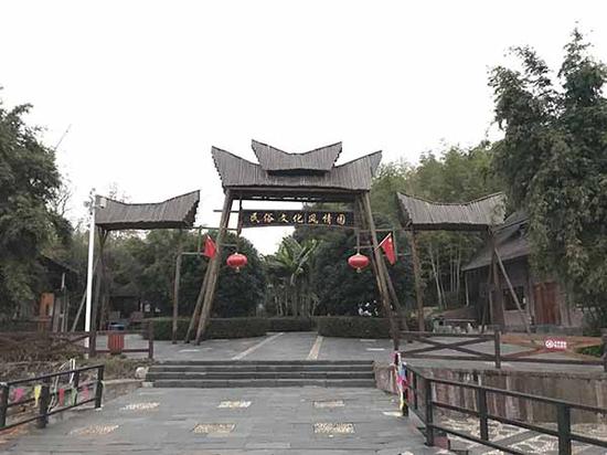 “停摆”的民俗文化风情园一角。