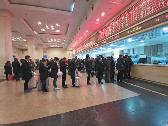 2018年12月22 日,武汉汉口火车站,旅客排队购票。图/视觉中国