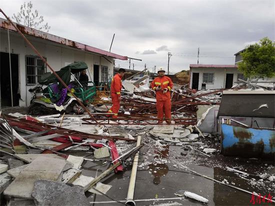 遭受强对流天气 鹰潭中原东驾校钢棚倒塌2人受