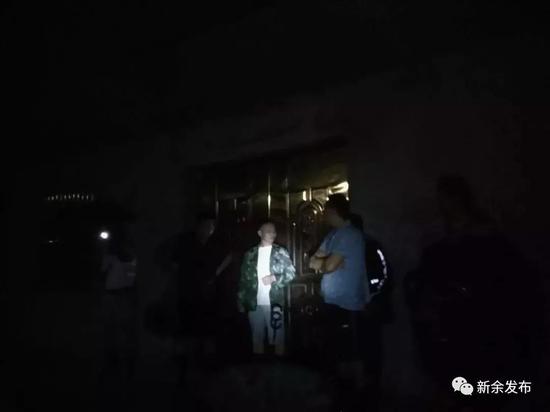 ▶仙女湖专业森林消防大队帮助村民搬运物资。