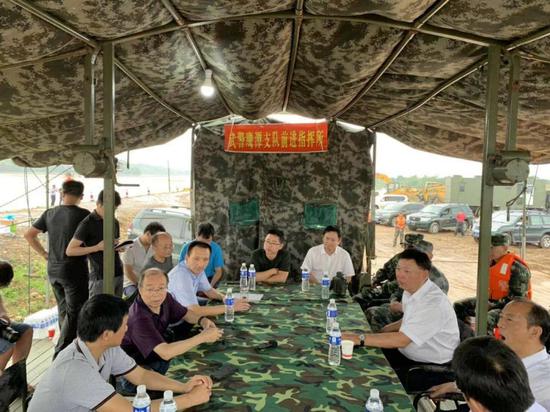 国家水利部和省水利厅有关领导在余江马荃圩堤现场办公。