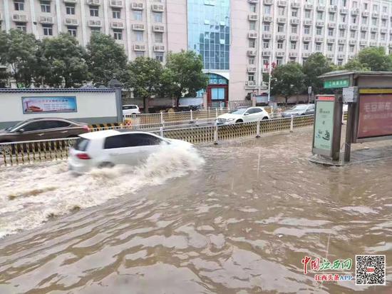 部分路面积水已没过轮胎