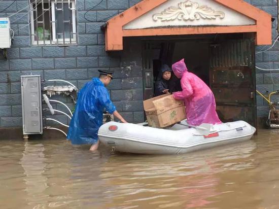 暴雨无情人有情