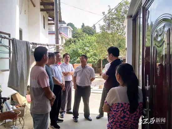 曾俊辉(中)和村民讨论灾后重建工作。