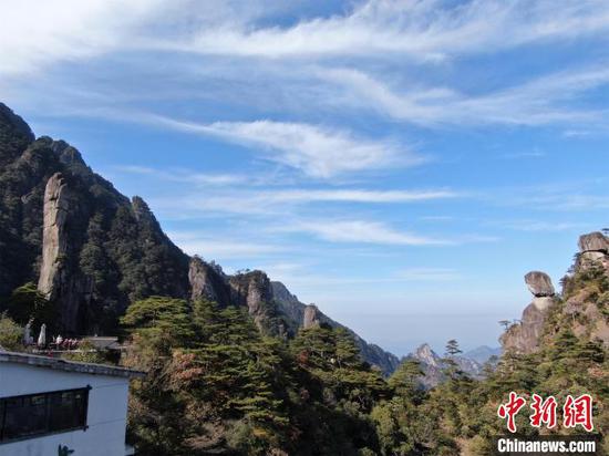 巨蟒出山（图左）与东方女神两座三清山标志性景观遥相对立，留下令人神往的爱情传说。　姜涛 摄