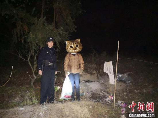 小伙生活失意露宿荒山多日。警方提供