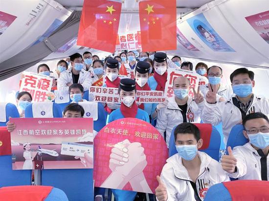 ↑江西支援随州医疗队队员在机舱内合影留念。