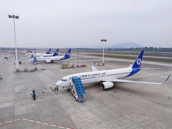 ↑江西航空派出四驾飞机组建“仙鹤机队”,迎接英雄回家。