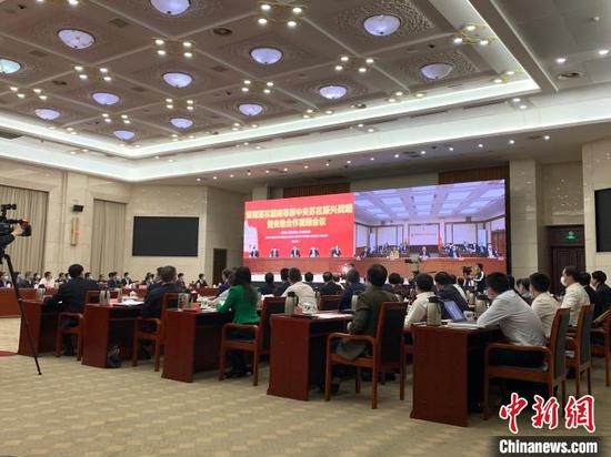 4月28日,贯彻落实赣南等原中央苏区振兴战略暨央地合作视频会议在南昌召开。 李韵涵摄