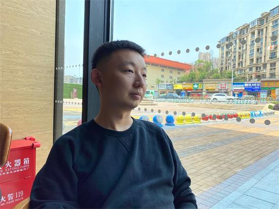 江西小伙姚策赴上海治疗。