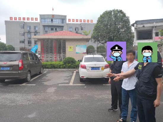 犯罪嫌疑人张某德指认现场