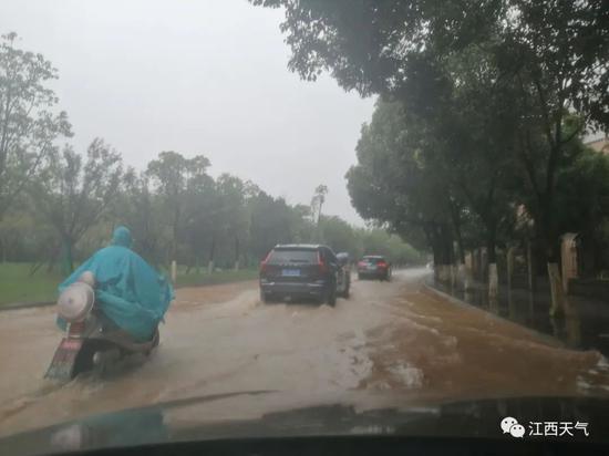 万年县现代城路段道路积水（图/冯辉）