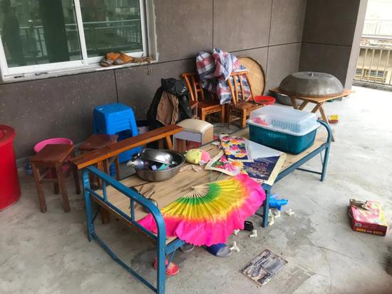 7月8日晚,吴爱梅就带着孩子睡在这张木板床上,用扇子帮他们驱赶蚊虫。