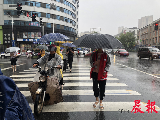 台风“黑格比”今日登陆，受到“黑格比”的影响，今晚到明日，我省大部分地区有阵雨或雷阵雨。