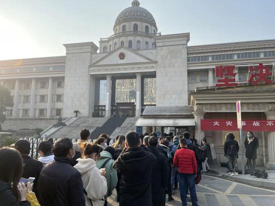 南昌市中级人民法院门前排起长队,大量市民登记信息到场旁听。新京报记者 李阳 摄