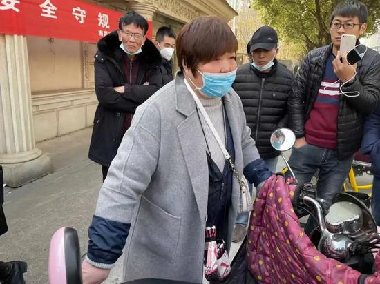 熊某弟媳在法庭外接受采访。新京报记者 李阳 摄