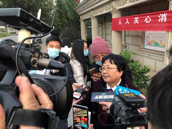 第一天庭审结束后,受害者家属代理律师接受媒体采访。王翀鹏程摄