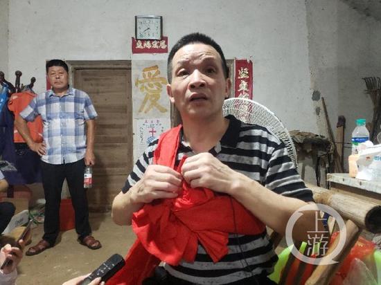 8月4日晚间,无罪释放的张玉环第一次面对媒体镜头,双手不断揉捏胸口的红布,他说自己十分紧张。