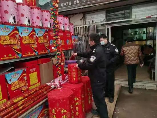 浔阳区公安分局对烟花爆竹零售网点开展检查