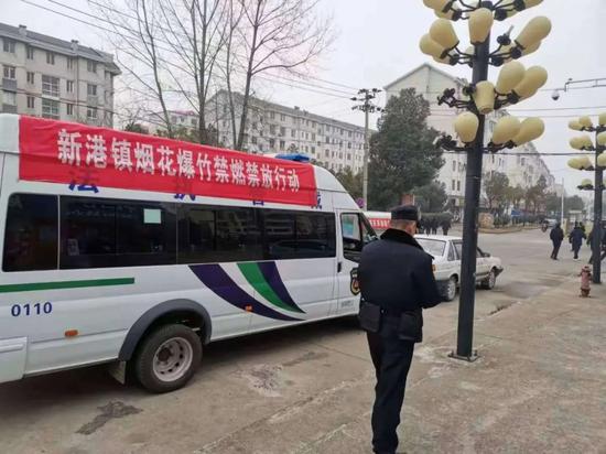 濂溪区公安分局悬挂横幅标语