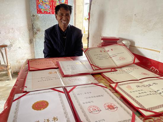 李学华20多年来曾荣获多项荣誉。