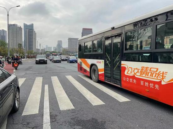 庐山南大道车流密集,但没有出现严重拥堵