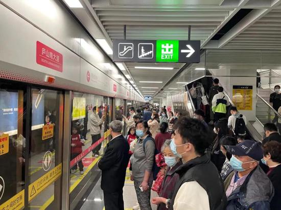 清明节天气不错,选择公共交通出行的人比往年更多