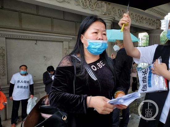 5月19日上午,江西南昌,被害人易微的母亲张女士希望法院严惩凶手。摄影/上游新闻记者 肖鹏