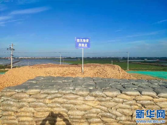 施工现场堆放的防汛物资,以应对汛期突发情况。新华网发