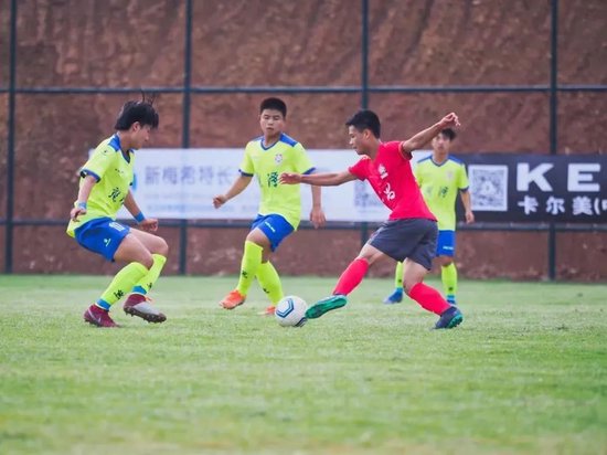 江苏大学有人踢足球吗,江苏大学有人踢足球吗现在