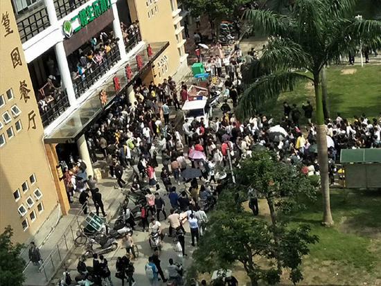 11月12日午餐时间,闽江学院第二食堂门口聚集的学生 。 在校学生 供图