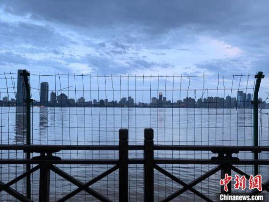 11日,赣江边的栏杆已用铁网加高加固。 李韵涵 摄