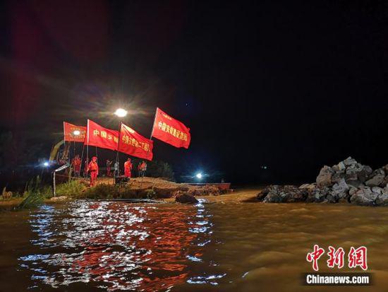 图为13日晚,江西省鄱阳县问桂道圩堤决口合龙现场。 徐迎华 摄