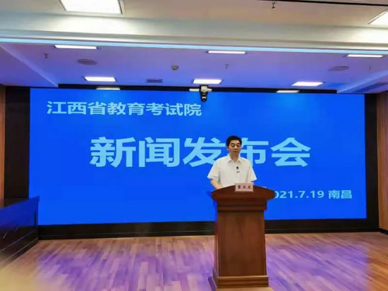 省教育考试院党委副书记、副院长曹正龙作新闻发布。摄影:张瑞颖