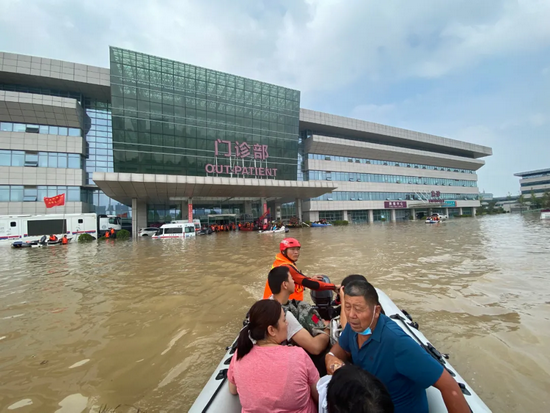 7月22日上午，医院及周边道路全部积水，最深处超4米。江西消防救援人员正在组织群众转移