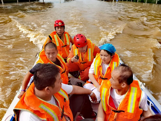 7月22日，医院及周边道路全部积水。江西消防救援人员赶到现场后迅速转移被困群众