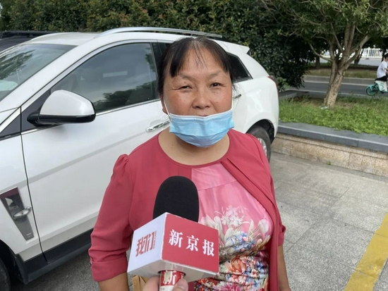 9月9日上午,被害人陆中明家属朱大红走出法院。新京报记者 李阳 摄