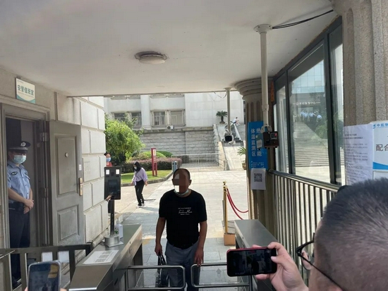 9月9日庭审结束后,劳荣枝二哥劳声桥走出法院。新京报记者 左琳 摄