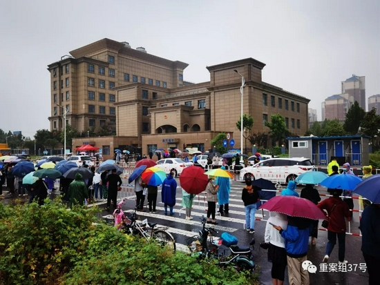 9月18日上午，法庭外，近百名网友前来关注庭审。新京报记者 吴梦真 摄