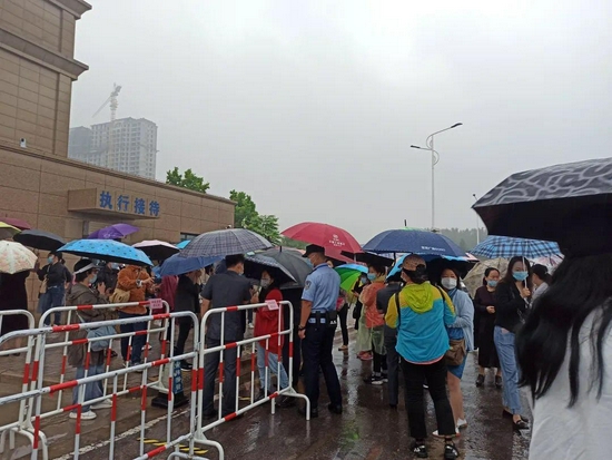 9月18日，开封城乡一体化示范区人民法院外，有近百名网友聚集等待庭审。新京报记者 吴梦真 摄