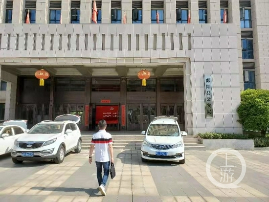 9月16日，剑风公司股东、辅仁学校举办人朱瑜向鄱阳县公安局治安大队反映相关问题。摄影/上游新闻记者 肖鹏