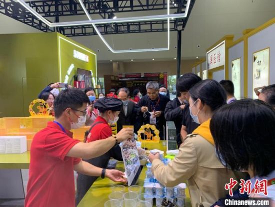 在展会现场,各展位前人头攒动,咨询洽谈者众。 李韵涵 摄
